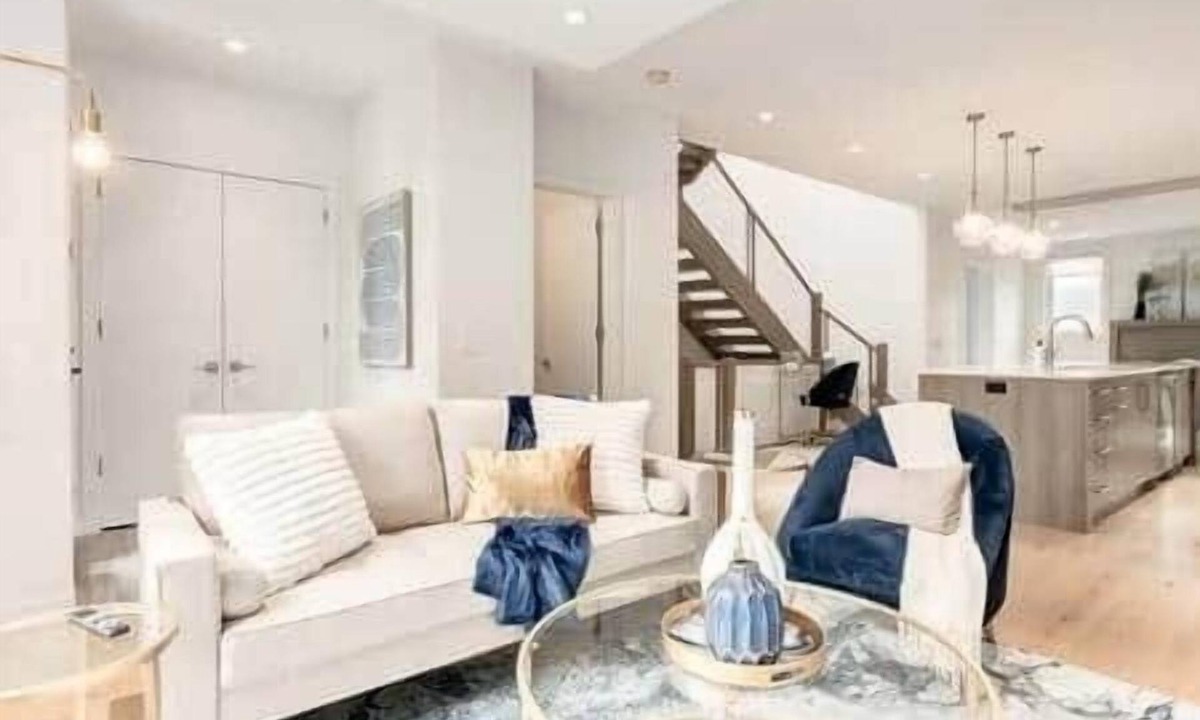 Richmond House | Empire: Upscale 4 Bedroom in Trendy Marda Loop - Garage, A/C