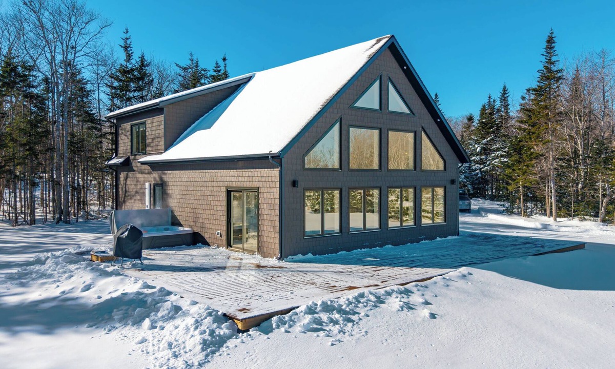 Little Pond Ski Chalet | Grumps at Table Rock-3 Bedroom waterfront chalet in the woods of Little Pond.
