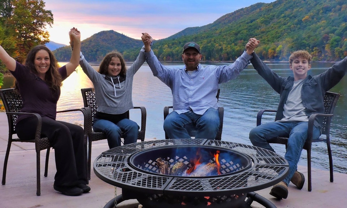 Butler House | LAKE FRONT WITH DOCK ! NO STAIRS TO REACH WATER! FAMILIES LOVE IT! SO WILL YOU!