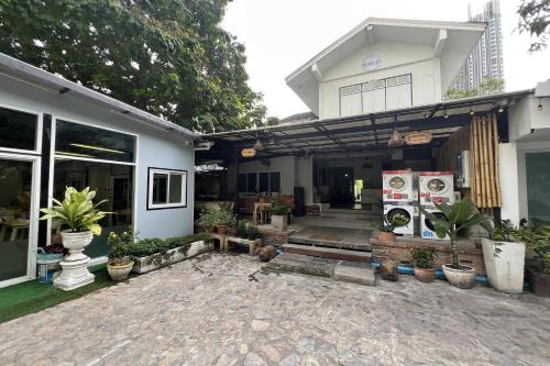 Nana Hostel | Orchid Hostel Near Bumrungrad hospital and Nana Market
