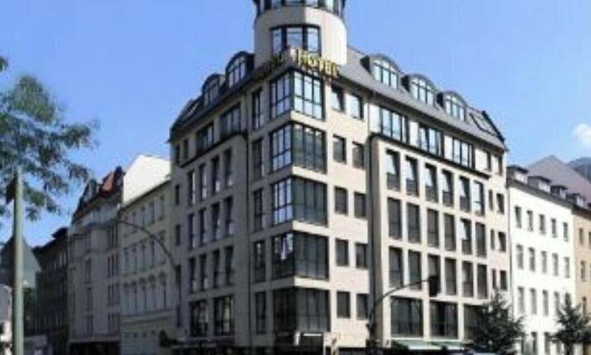 Mitte Apartment | Spacious 4BR Berlin Apartment for 14 Near City Center & Wedding Station