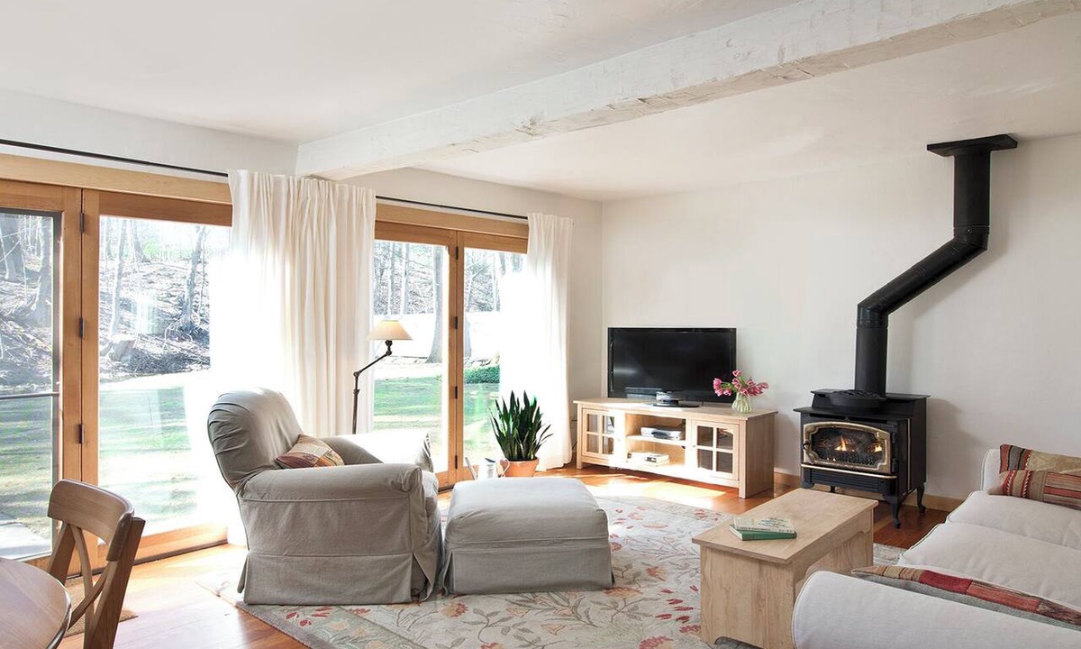 Woodstock Cottage | TOP RATED Romantic rustic luxury + flowing stream + walk to town = Brook Cottage