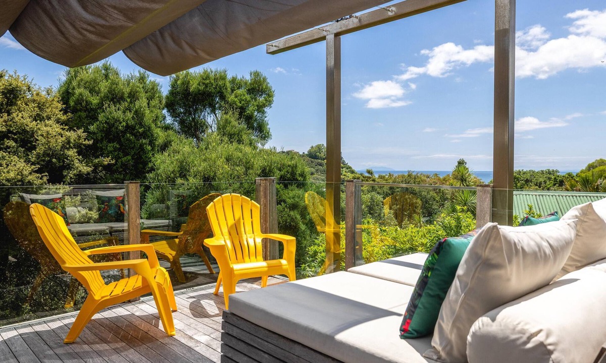 Onetangi Villa | Villa De La Isla - Onetangi - Villa de la Isla is a stylish Waiheke retreat near Onetangi Beach and shops. Featuring 3 queen bedrooms, 2 bathrooms, games room, private Buddha Bar, hot tub with ocean views, and fun gardens, its perfect for relaxing or