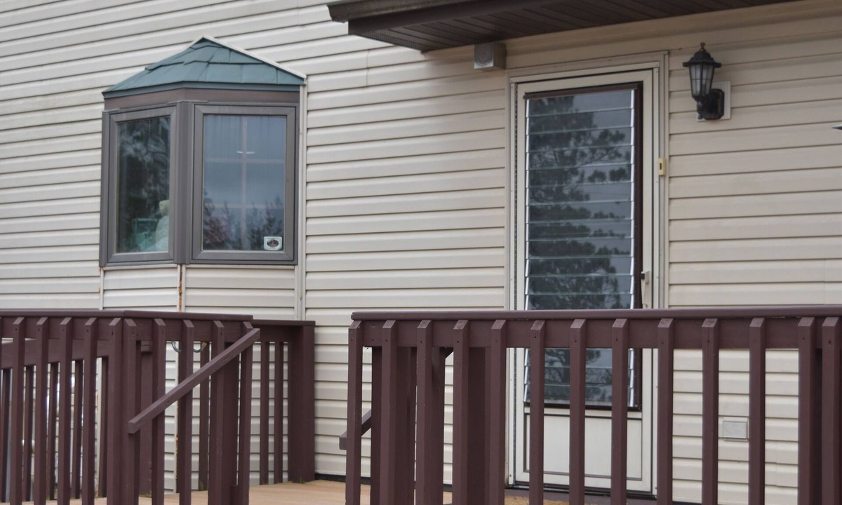 Mauston House | Woodland Retreat with 40 acre and 4 Bedrooms Perfect for Families & Dogs