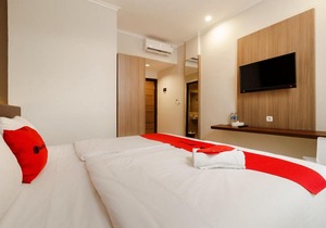 RedDoorz Plus Near Lippo Mall Kemang 2 in South Jakarta