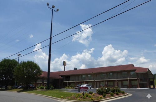 Cleveland Hotel | 2 Value King Rooms Near Tinsley Dog Park – Free Coffee in Lobby