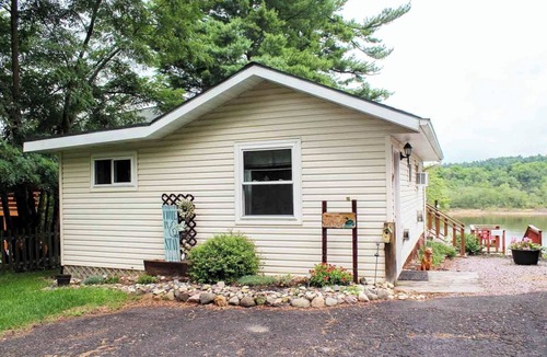 Wisconsin Dells Cottage | Bird House on Wisconsin River