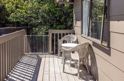 Ostend House | Blissful on Bay by Waiheke Pure - Newly renovated, beautifully decorated, sun drenched, walk to beach
