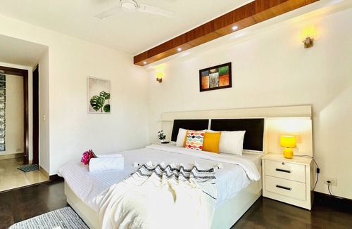 New Delhi Apartment | BluO 3BHK M Block Mkt - Lift, Balcony, Parking