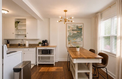 Historic Uptown Apartment | Historic Uptown 2BD 1BA - 8 min to Downtown & Pier