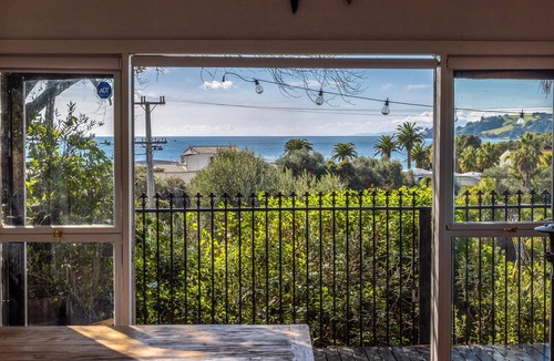 Onetangi Cottage | La Casa Al Mare - La Casa Al Mare is a restored 1930s cottage with stunning sea views over Onetangi Beach. It features timber floors, WiFi, Smart TV, and a full kitchen. Sleeps 5 across 3 bedrooms, including a separate sleepout. Enjoy sunny decks, op