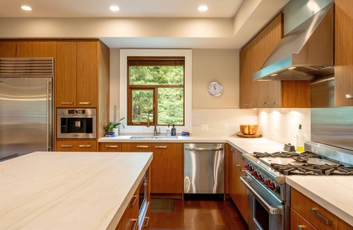 Whistler House | Luxury 4 BR | AC | Double Garage | Private Hot Tub | Mountain Views | Managed By Aloha Whistler