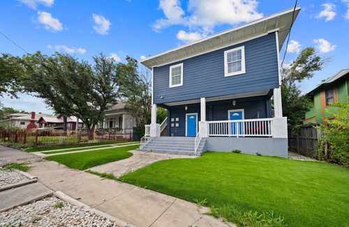 Alta Vista Apartment | Modern Retreat l 30+ Day Stay Med Center & Airport