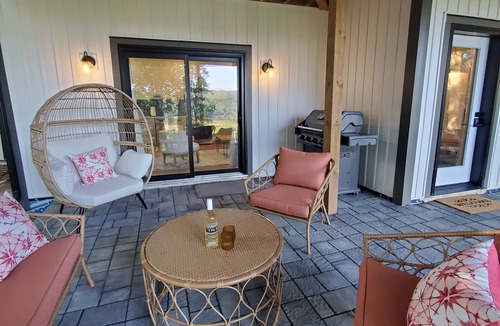 Newport Landing Apartment | New luxury suite in the heart of wine country-steps from Benjamin Bridge Winery!