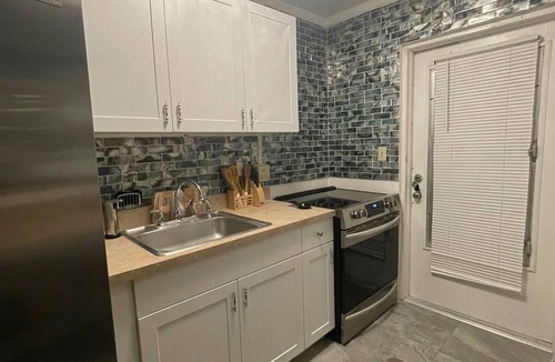 Estate Southgate Condo | Noble Retreat, Cozy studio condo with pool, laundromat, free parking & Wi-Fi
