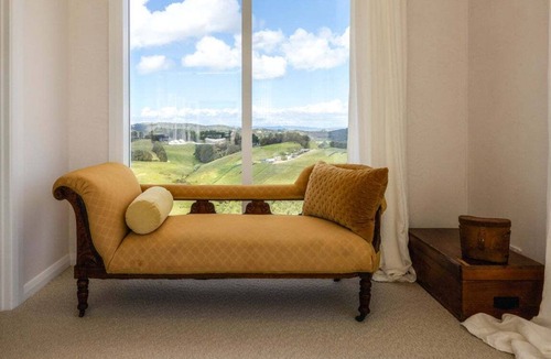 Onetangi Villa | Onetangi Estate including guest cottage by Waiheke Pure - Luxurious italian style palazzo with pool, hot tub and expansive views