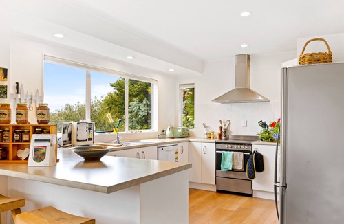 Stanmore Bay Apartment | Peaceful Oasis in the Heart of Stanmore Bay. A sweet 7mins walk to the beach!