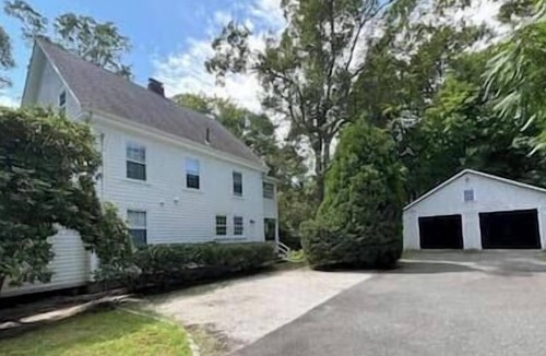 Falmouth House | Quissett Landing | Sleeps 12 | Walk to The Knob