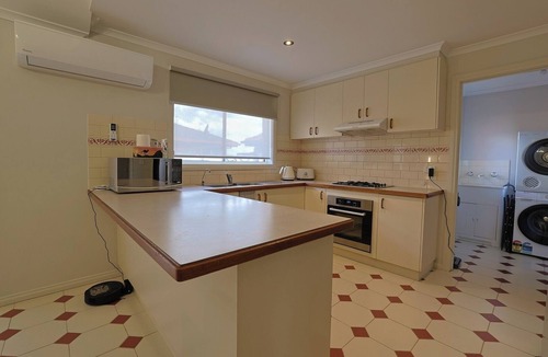 Sydenham House | Relaxing Family Getaway 3BR House with Garden