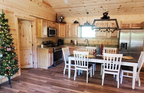 Bryson City Cabin | Secluded Smoky Mountain Cabin. Hot Tub, Pet-Friendly, 5 minutes from Bryson City