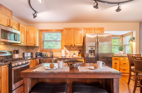 Wears Valley Cabin | Smoky Mountain retreat - theater, game room, hot tub & view near the park!
