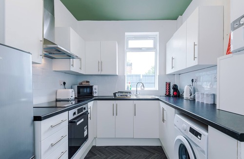 Droylsden House | Spacious 3 Bed, Perfect for Group Stays!