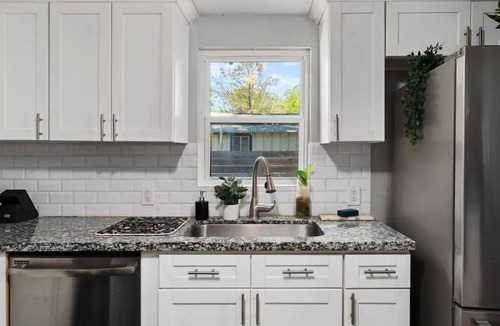 Dunbar House | Spacious Patio + Close to The Square + Pet Friendly + Full Kitchen