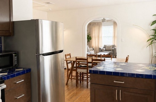 River Road Apartment | Spacious Retreat Near River Walk & The Pearl – 2BR, Ideal for Groups