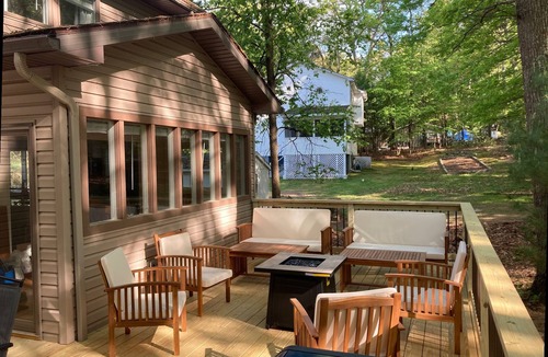 Tafton House | Spinnler Point Lake House short walk to Lake Wallenpaupack with Boat Slip