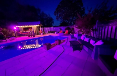 Milton House | Studio Bedroom 2 beds Barn Door, full washroom, home gym, fridge,Large smart tv