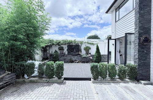 Mount Albert House | THE GOLDEN RETREAT !