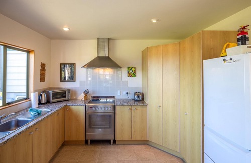 Oneroa House | Tikirau Bay Views - Tikirau Bay Views is a wonderfully appointed family holiday home right next to the beach in Oneroa. With three bedrooms (2 x singles and 2 x queens) and a good sized family bathroom, this is the perfect location for a family group