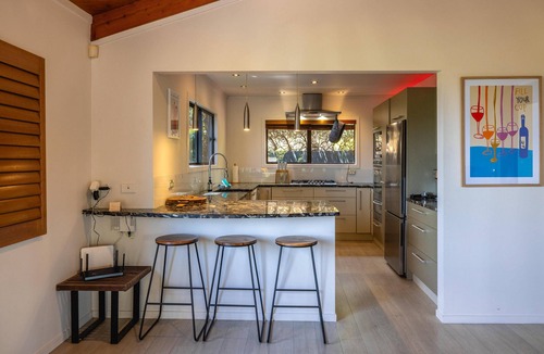 Onetangi Villa | Villa De La Isla - Onetangi - Villa de la Isla is a stylish Waiheke retreat near Onetangi Beach and shops. Featuring 3 queen bedrooms, 2 bathrooms, games room, private Buddha Bar, hot tub with ocean views, and fun gardens, its perfect for relaxing or