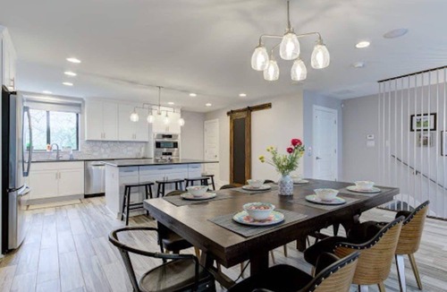 Tobin Hill House | Walk to Pearl & Riverwalk from Stylish Home—Rooftop Views & Movie Nights!