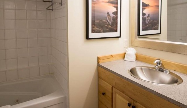 1 Bedroom F - Cozy Two Story Cottage with Seasonal Hot Tub and Walking Distance To Two Beaches