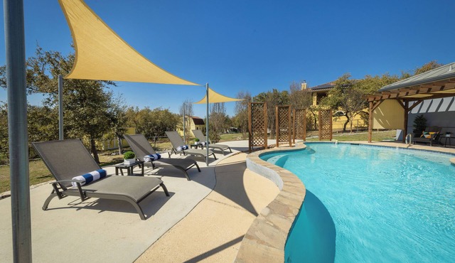 1-Story for Large Groups! King Beds, Pool and BBQ near Top Attractions! in San Antonio