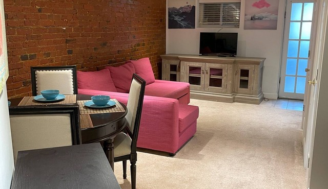 1BR apartment w/office, 7 walk to metro! Pet friendly. Pretty in Petworth! in Washington