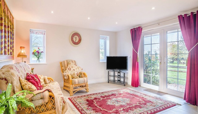 2 bedroom accommodation in Lower Wick, Dursley