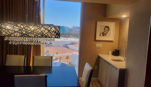 2-bedroom corporate apartment in charming Las Vegas with AC in Las Vegas