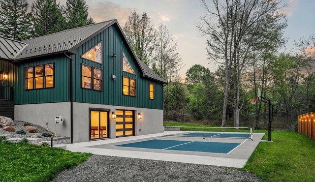 2 Miles from Blue Mountain Ski Resort & 2 Hours from New York City, Philadelphia & Lancaster with luxurious beds, pickleball, hot tub, fireplace, pool table & more in Kunkletown