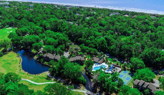 2 Story Townhome Steps From Golf Course + Pool in Hilton Head Island
