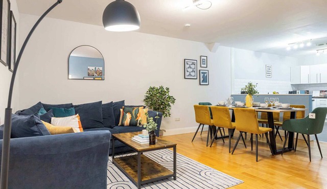 3 Bed Canal St Flat | Sleeps 9 | City Centre