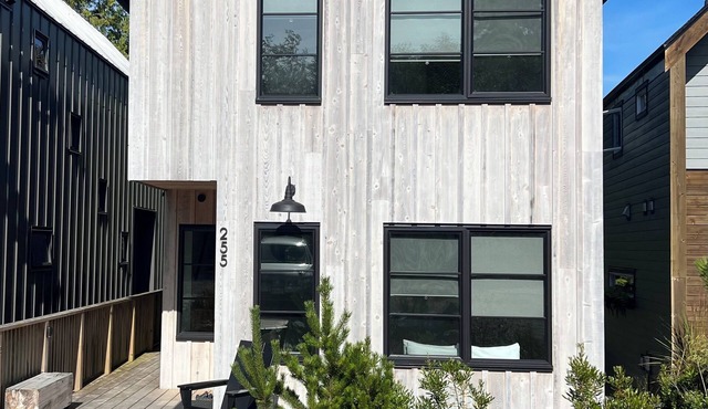 3 Bedroom A - Cozy Two Level Waterfront Cottage/Walking Distance to Beaches