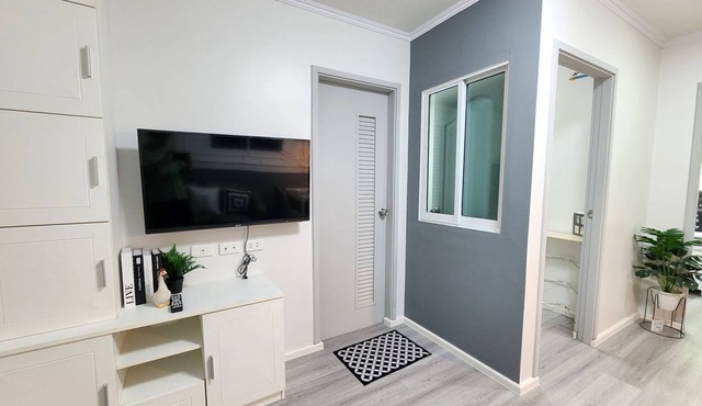 3-bedroom condo in fantastic location with AC, fitness room. Enjoy in Notting Hill