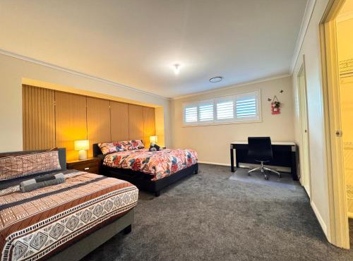 5 Bedroom Group Accommodation Penrith CBD Sleeps 12 Near Hospital Stadium in Penrith