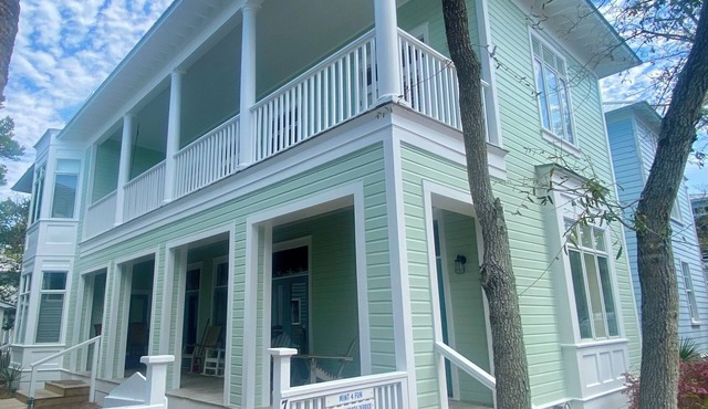 5 BR, 5 BA in Seaside, quick walk to the private beach access or main pool in Santa Rosa Beach