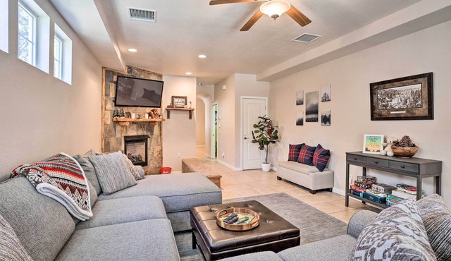 5 Mi to Big Bear Lake: Cozy Cottage w/Hot Tub in Big Bear