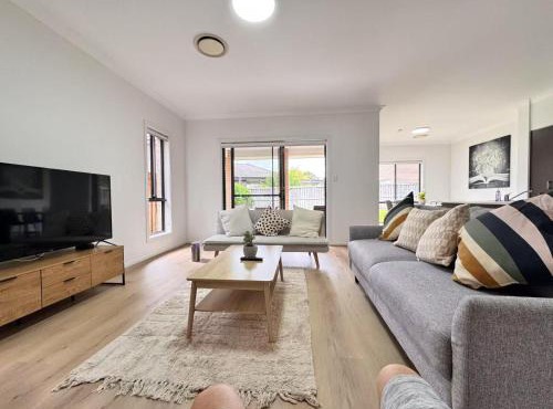 6 Bedroom Corporate and Group Accommodation Penrith Sleeps 12 Flexible Stay