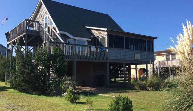 6 min walk to the beach, Welcome Back is a cozy, pet friendly oceanside cottage!
