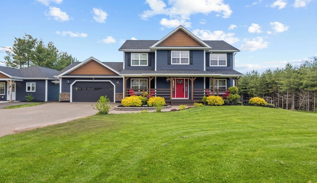 7 Bedroom Home w/Pool & Hot Tub on a Private Large Lot in Kingston